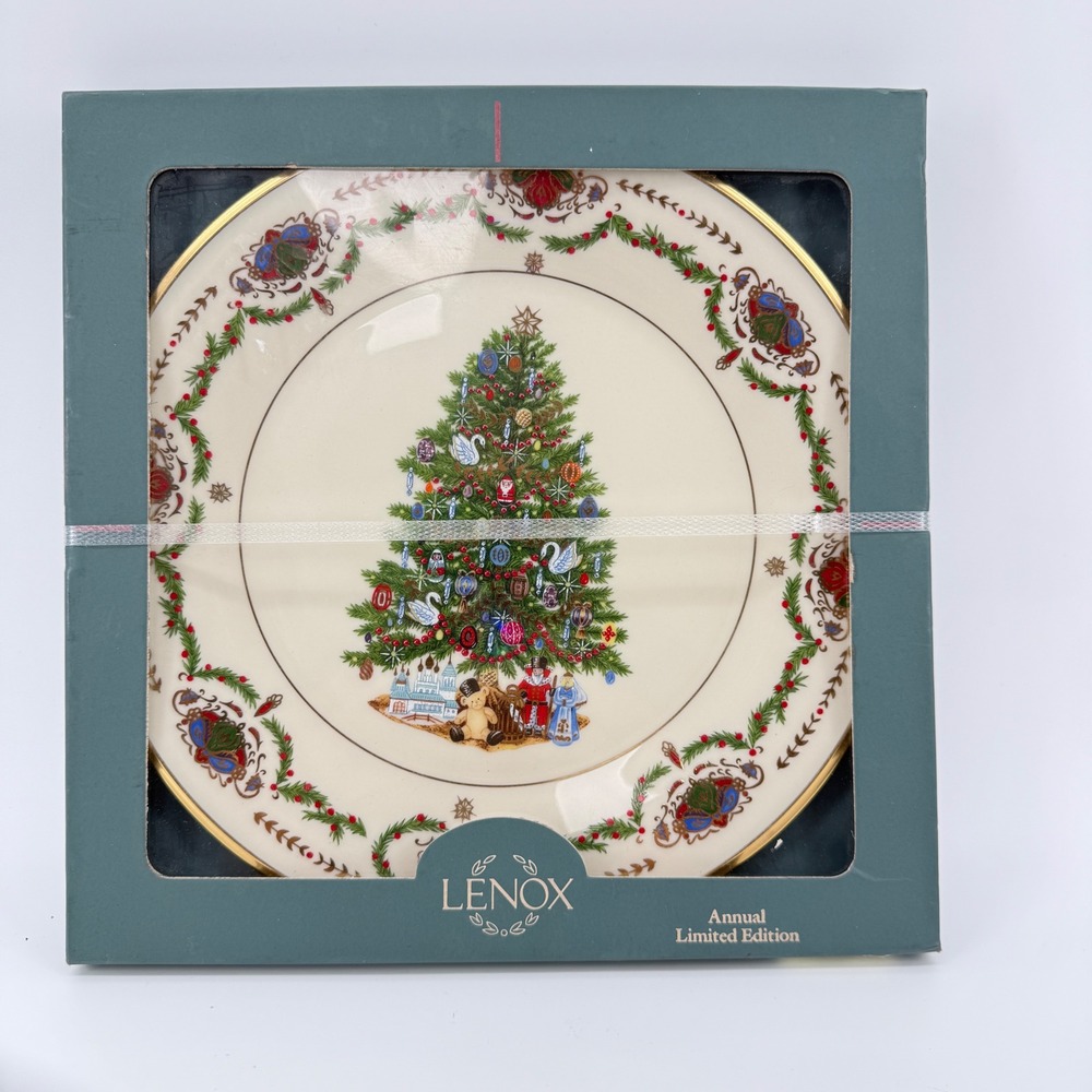 Lenox Collector Plate Russia Christmas Tree China Ivory Gold Trim Multi
